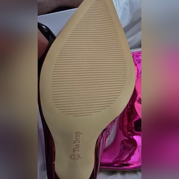 **NEW** Women's Metallic Hot Pink Heeled Ankle Bootie - Picture 5 of 5